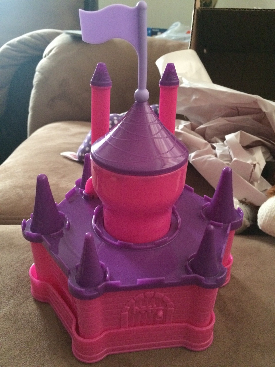 masterslittlebaby:  itty-bitty-button:  Daddy got me the prettiest princess castle…