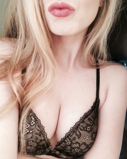 pornqeen: pornqeen: All puckered up and ready to blow…kisses. Happy Valentine’s Day ;)