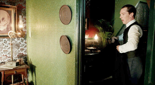 snogbox1:silentauroriamthereal:His slim, gorgeous body is totally made for these clothes. Also: all 
