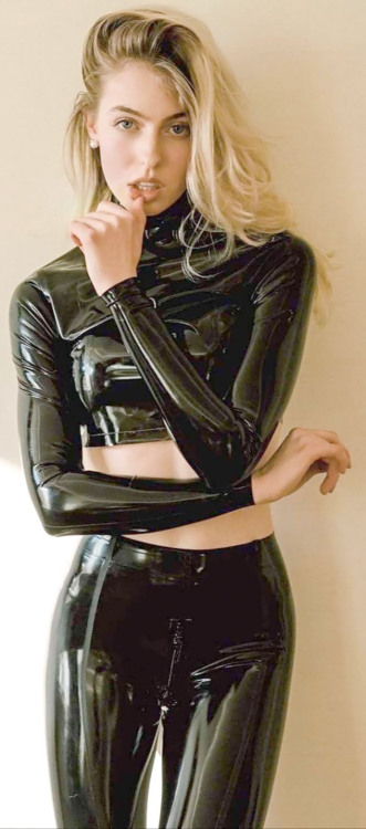 shiny-shiny23:  ridingmisslatex:  Nice Latex Pussy   Great outfits