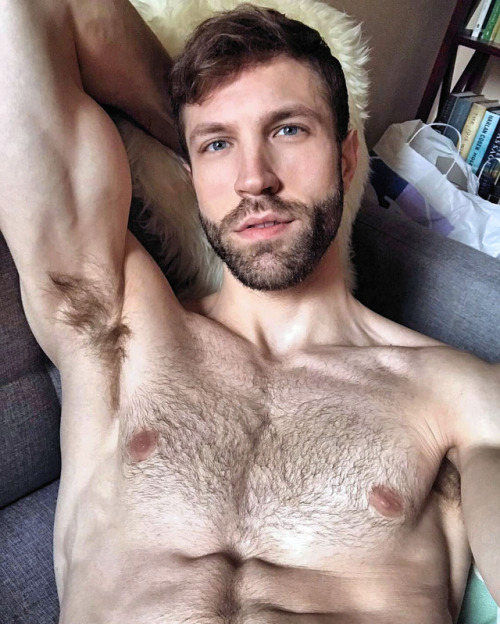 angel-amable: El gaycaliforniano Jared ha aterrizado hace poco en Barcelona. Ya ha  levantado varias miradas en el Ambiente ‘gay’. Aunque él lo vive con una  sonrisa, lo cierto es que es duro cambiar de país, estudiar, …. Por  eso siempre busca