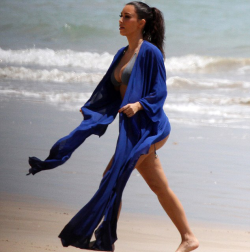 kimkardashianfashionstyle:  March 30, 2014 - Kim Kardashian at the beach in Thailand. 