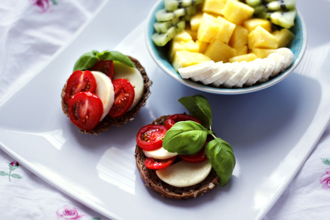 elefantsarevegan:  god this was delicious! it was a small breadroll with tomatoes