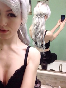 princessofmordor: fvckinghollow:  princessofmordor:  Trying to get a good picture of my hair when I’m home alone is difficult But anyways, I guess I’m Galadriel today  You’re so pretty!  You are!   Unf.