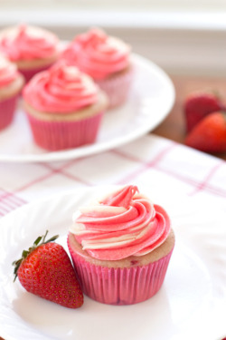 foodsforus:  Strawberry Cheesecake Cupcakes