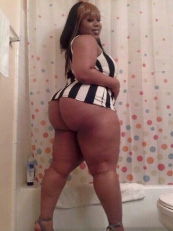 mistertilmonjr:  phlem-phlam:  phlem-phlam.tumblr.com    Fuckin love ❤ me a big gurl ❤!!!!!  I’d be on my knees kissing 💋 all over that ass