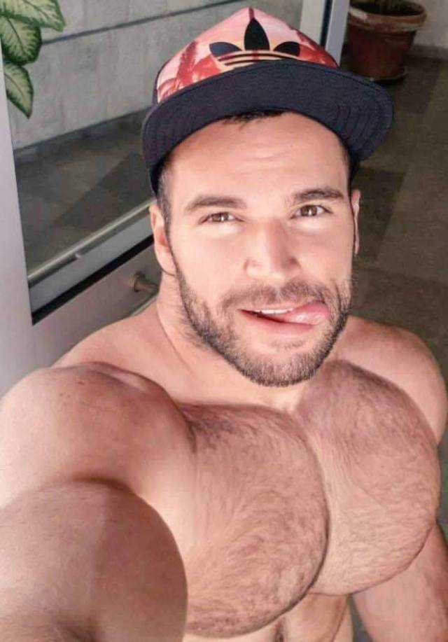 davesden64:&ldquo;I love chest day&hellip;!&rdquo;