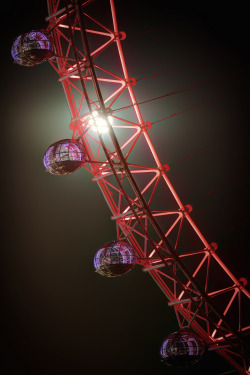 travelingcolors:    London Eye and the Moon