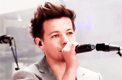 stylin-library:  Louis + fluttering his eyelashes 