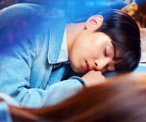 yesdramas:Why is he good-looking even when he’s sleeping? He makes my heart flutter.