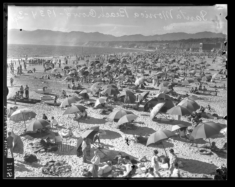 latimespast:
“ A crowd of beachgoers in Santa Monica in 1934.
Photo: UCLA Library / Los Angeles Times
”