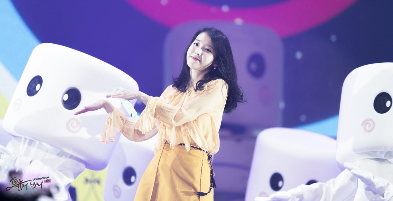 IUmushimushi — cutewie: iu's airport fashion + mask
