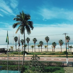 Eu rio, de repente, mar.