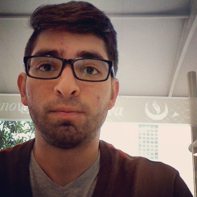 daanth:  #instame #instapic #me #peruvian #guy #glasses #beard #serious #hungry #sleepy