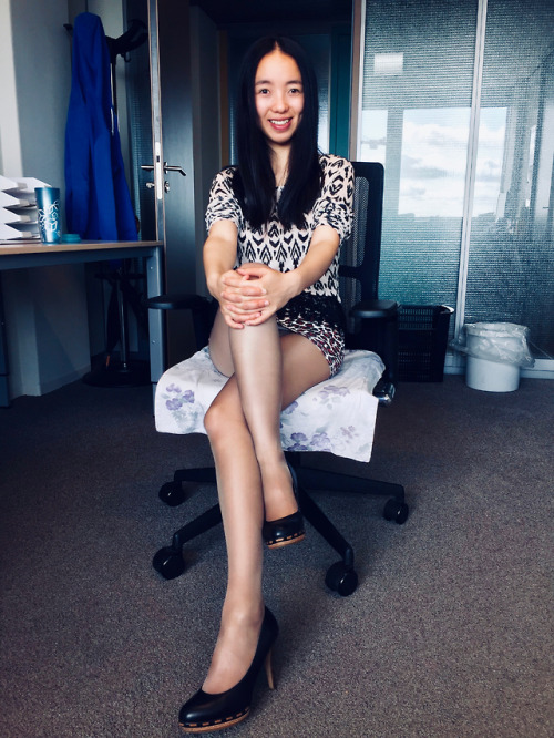 siwaqi:五年前刚入职的老婆，迫不及待地穿上超薄丝袜，包臀超短裙去上班，没想到，一进公司，就被几个老板扒光衣服，被迫换上了吊带长筒袜，掰开双腿，强迫她拍裸照，之后还把逼毛刮干净，让同事们一起给她检