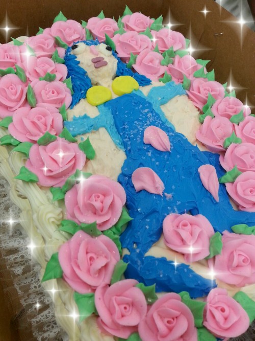 lissyfishy:  My birthday cake this year. I gave the artist a picture of the Aoba cake and told her to recreate it on a bed of roses. She did not disappoint. 