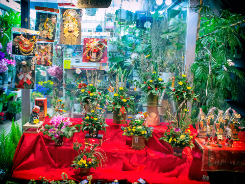 tokyo-fashion: Cute little florist in Harajuku selling traditional Japanese New Years decorations on