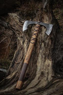 norseminuteman:  Double Headed Bearded Axe.    Ugh&hellip;. I want this axe!!!