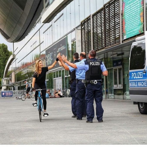 javi-ballestero:@__scarbelly__ #fixiegirl #polizei #givemefive #saludos #greeting (en Berlin, German