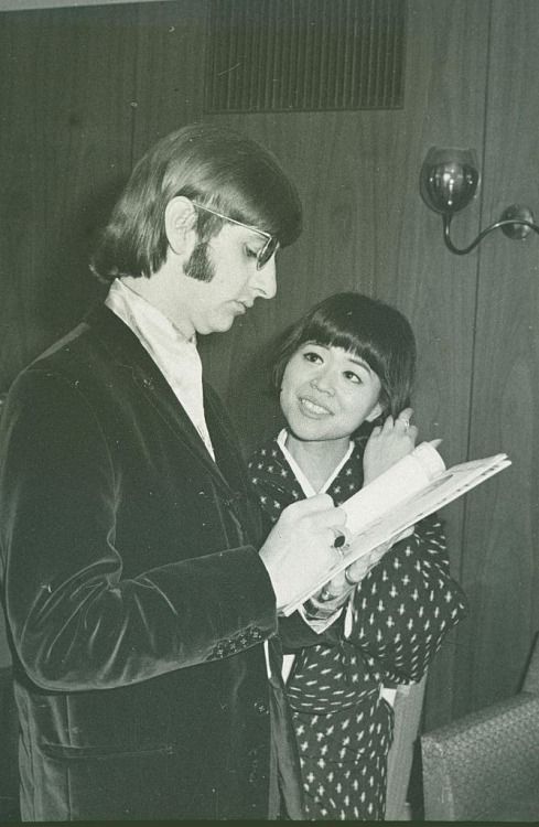 chaotichedonist: Music journalist Rumi Hoshika talks to Ringo Starr during an interview with Japanes