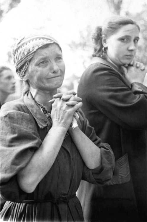 Polish women, including Józefa Drzewowska (center), pray during the Siege of Warsaw, which began on 