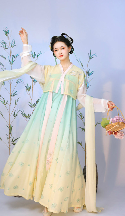 chinese hanfu by 半亭风