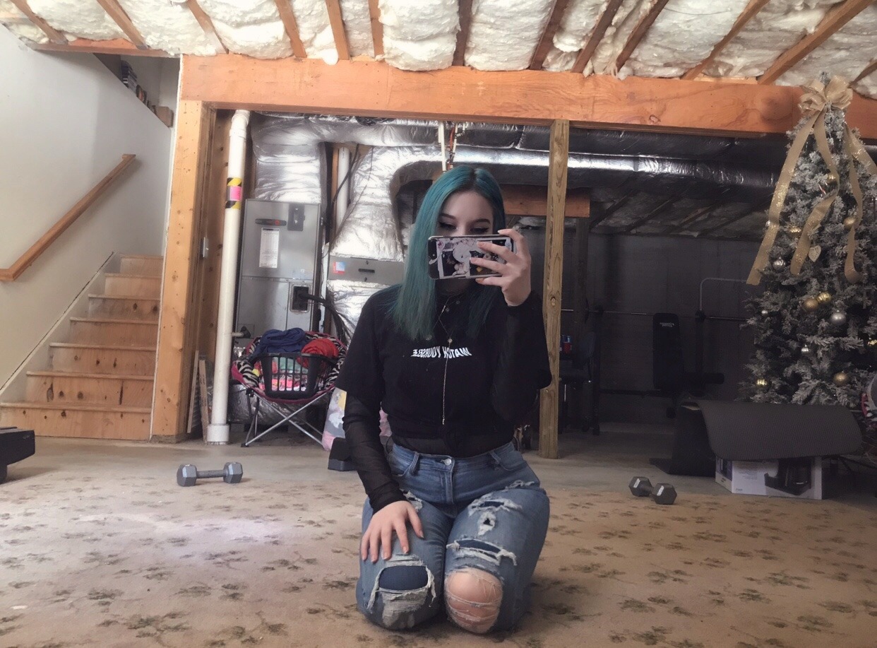 xanaxsweetheart: Black clothes, black heart, white powder. 🌬