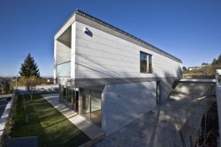 chrisbmarquez:A.R. House  / Atelier d´ Arquitectura J.A Lopes da Costahttp://bit.ly/1omC5KW