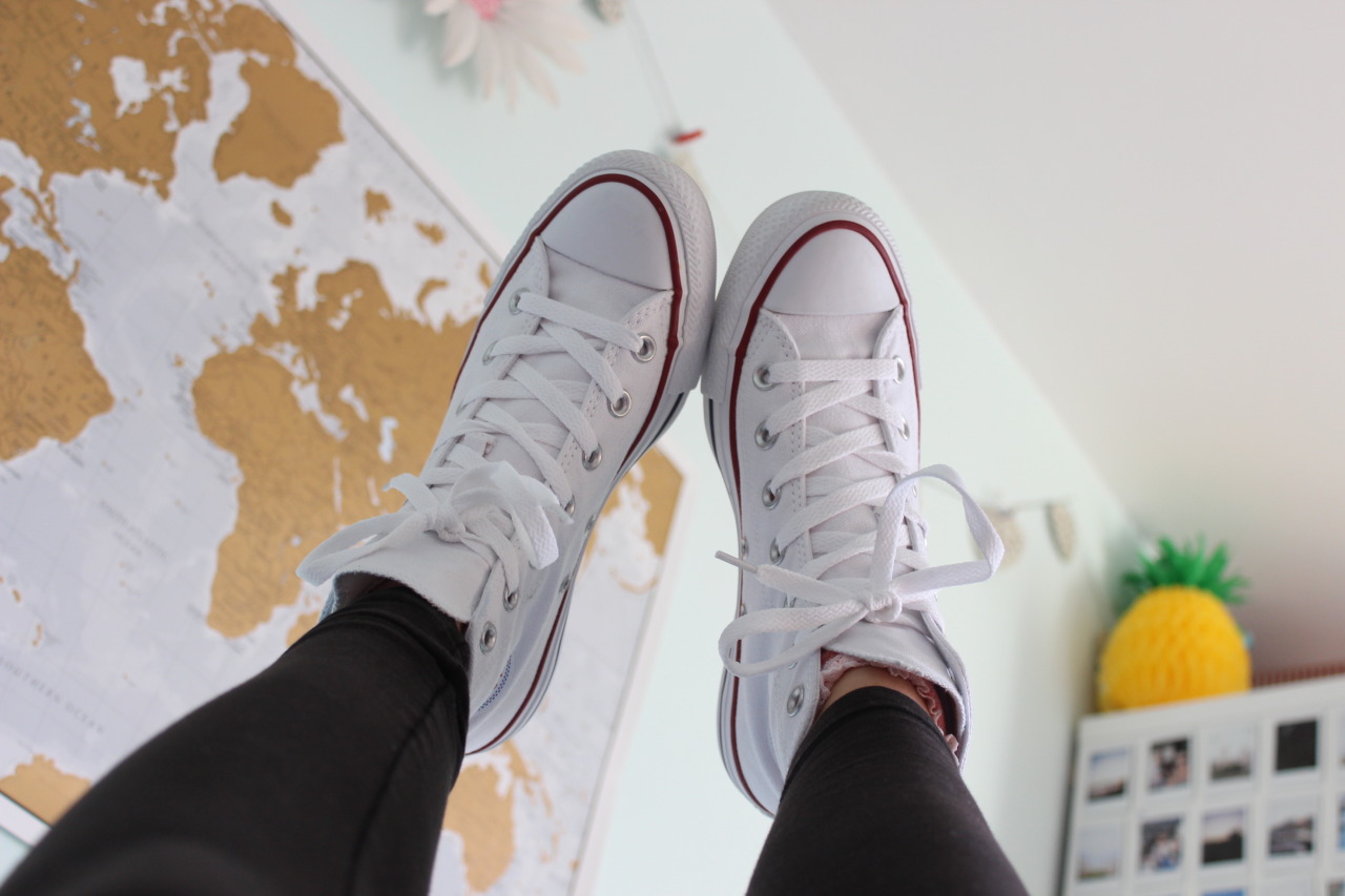 courtneyhbu:  wif1fornia:  we’ll see how long I can keep these white for     