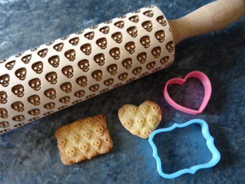 theblacklacedandy:staxilicious:editorincreeps:handrnade:Skull Pattern Rolling Pin by RollingPinsDesi