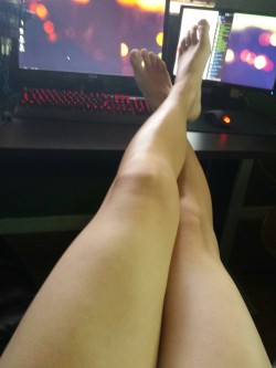 justicethefem:  carsbigasbars:  justicethefem:  Good morning! Have some legs!~  Oh man we totally legit have both the same mouse and keyboards. Corsair k70 and steel series sensei?  K70 for life   I hope you have Blues. If you’re not waking up the neighbo
