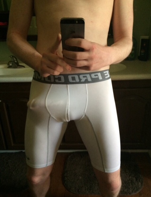 stuckinthestruggle:  Love me some men in compression shorts! 😍