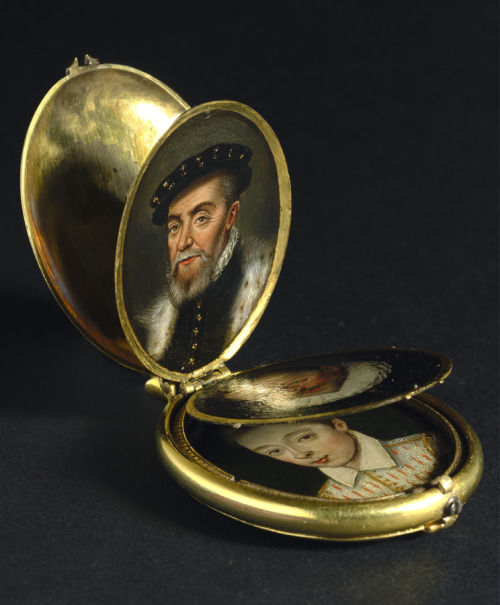 wine-loving-vagabond: A locket containing eight family portrait miniatures, circa 1600.Dutch School.