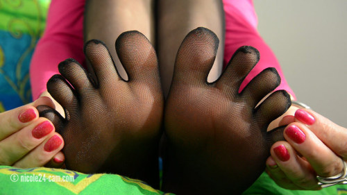 Great 5-toe Pantyhose Video online. Watch it here on www.nicole24-cam.com