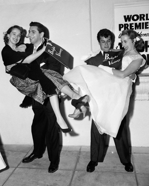 20th-century-man: Julie Adams, Leonard Stern, Tony Curtis, Janet Leigh / at the premiere of Bright V