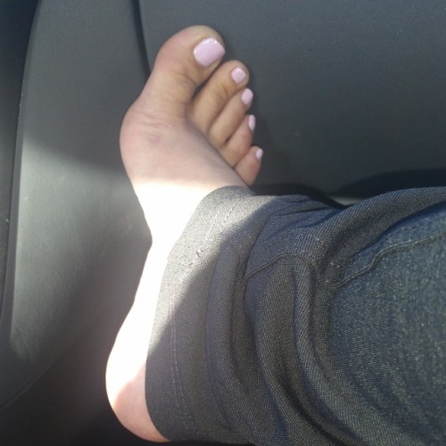 mazzimonicaxxx:  #footfetish  #foot #HighArch #PaintedToes #MazziLove #MazziMonica #MazzaratieMonica #PAWG #Booty #TeamThick  I need a #FootSlave.  Mazzaratiemonica@gmail.com