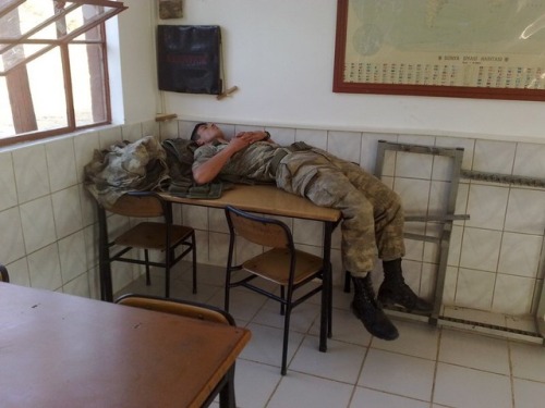 Zorunlu askerlik görevini yapan erkekler zor şartlar altında dinleniyor