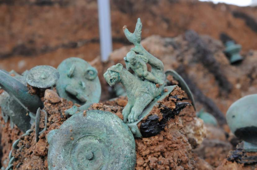 sixpenceee:  Bulgarian archeologists discoverd a 1900 year old chariot. They found a four-wheel chariot during excavations near the village of Borisovo. In a separate pit, they unearthed skeletons of two riding horses apparently sacrificed during the