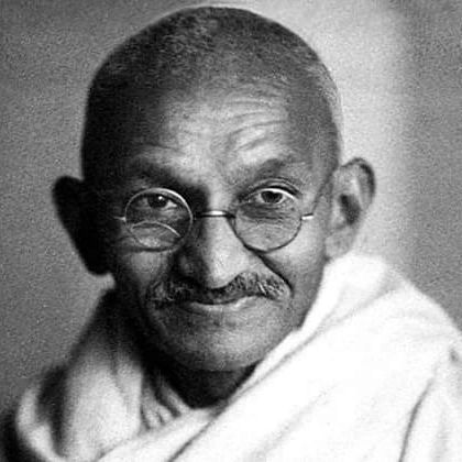 “Ho appreso attraverso un'amara esperienza l'unica suprema lezione: controllare l'ira; e come il calore conservato si trasforma in energia, cosí la nostra ira controllata può trasformarsi in una forza capace di muovere il mondo.”
Mahatma Gandhi...