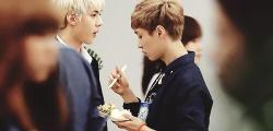 starclusterdiary:Lay feeding the Maknae