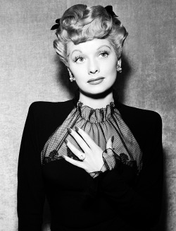 gregorypecks:  Lucille Ball wearing her 40