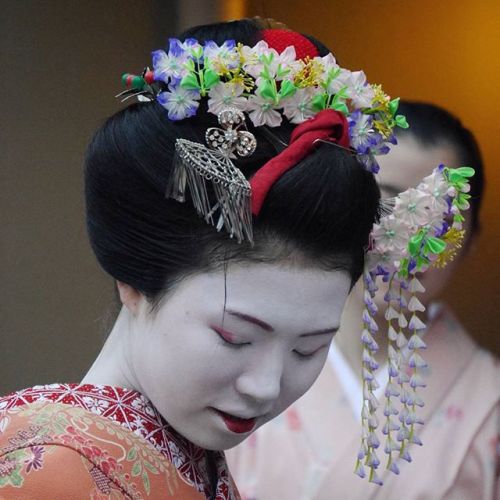 oiran-geisha:A portrait of the maiko Kimisayo and a focus on her kanzashi!(Taken by Nuria Trillo and