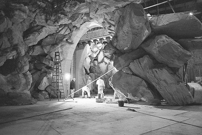 themakingofstarwars:  Muren (just off the plane) on set with the life-sized rancor