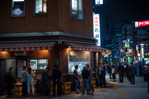 lkazphoto:Tachinomi, Daimon （大門） A ‘tachinomi’ is a common Japanese standing bar. 