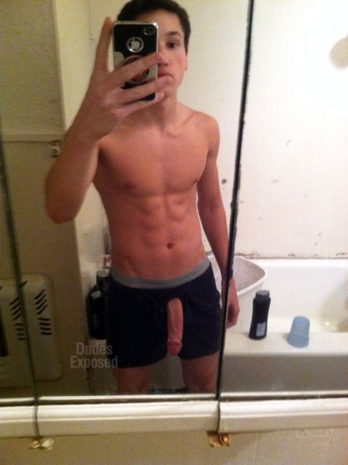 nakedguyselfies:  Naked Guy Selfies, the only blog with a 100% Boner Guarantee, try