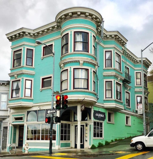 passivites:Instagram user Patrix15 explores San Francisco’s candy-colored houses.