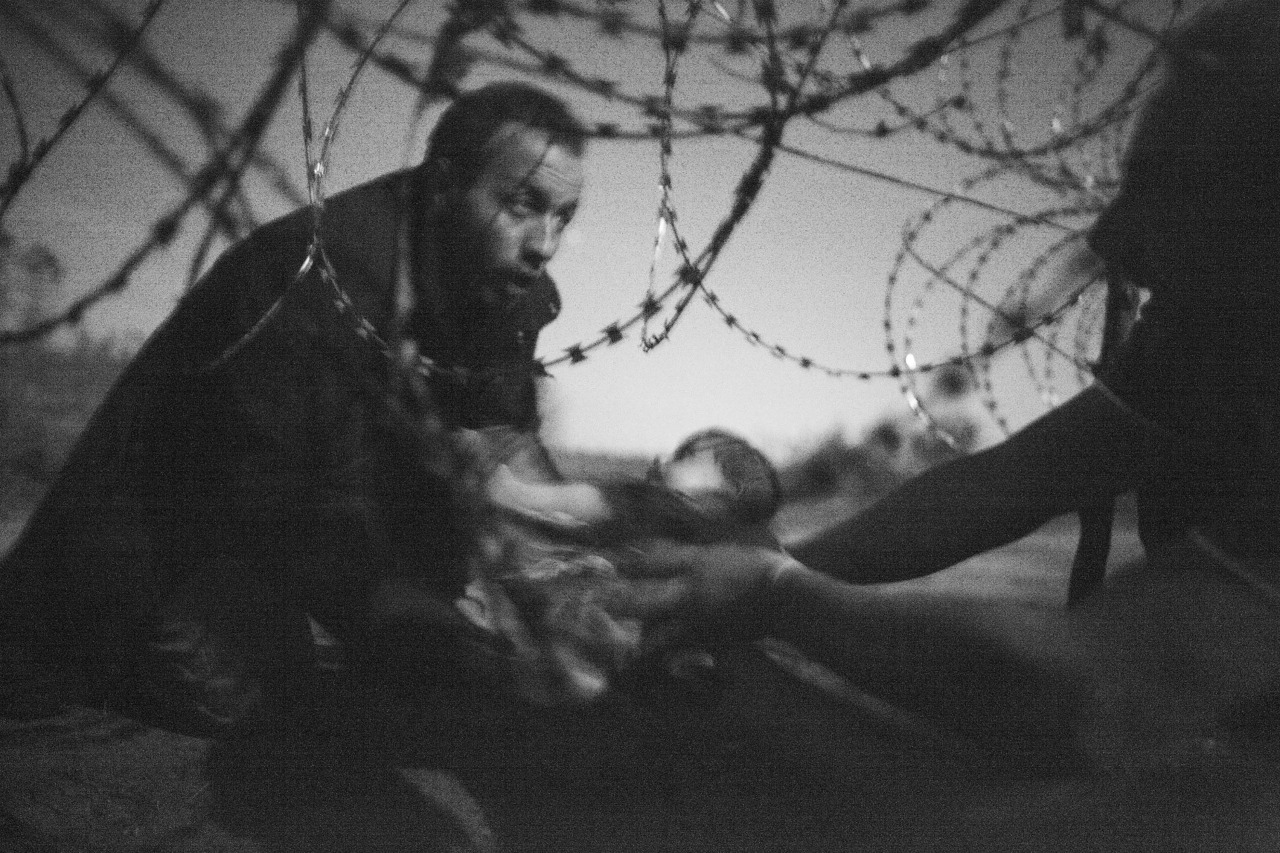 Warren Richardson&rsquo;s image of a refugee passing a baby through the fence