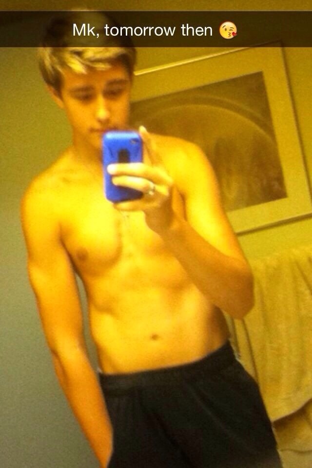 infiitetwink:  click for an infinite amount of twinks: http://infiitetwink.tumblr.comor