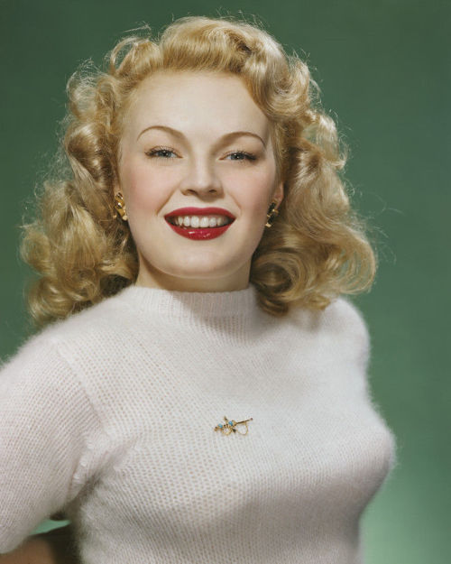 ilovedamsels1962: Gotta love a sweater girl…June Haver