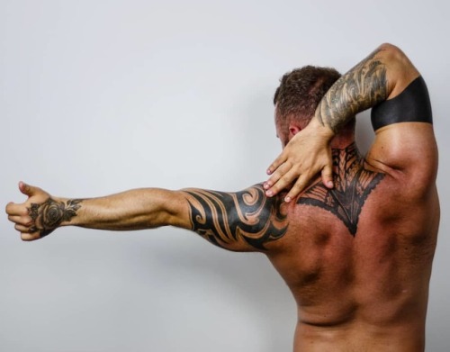 That's How You Thumb A Lift! . . . . #tbt #gayphotographer #hoscos #shotbyzooby You #beardedmuscle #scruffapp